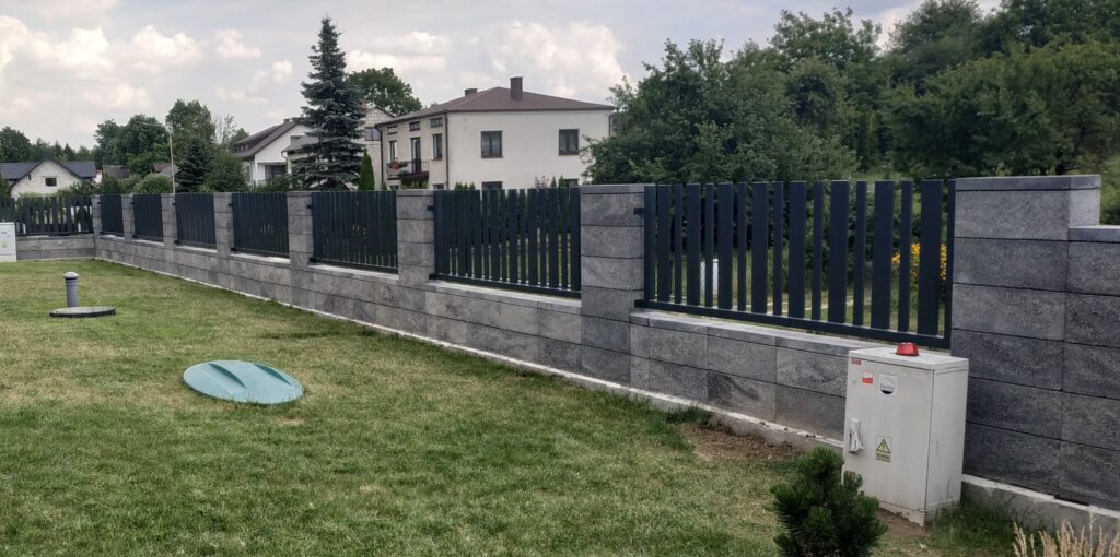Ogrodzenie z bloczków z przęsłami metalowymi – realizacja ADMIX-BUD